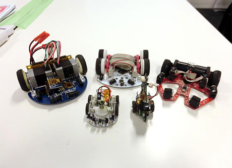 迷路を自律型のロボットに解かせるマイクロマウスという競技用のロボット