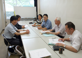 打合せの様子：川俣町役場企画財政課の方々と川俣町にて