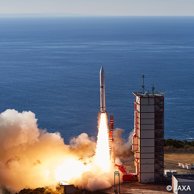 民間企業や大学が開発した7機の人工衛星を搭載した宇宙航空研究開発機構（JAXA）のイプシロンロケット4号機