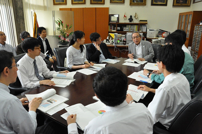 三島学長、丸山俊夫理事・副学長（当時）と提言について意見交換を行う