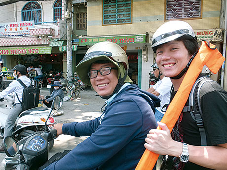 ホーチミン（ベトナム）ここでの調査はバイクが一番。多くの地元学生は道を熟知している