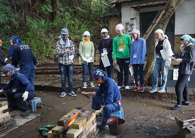 ペーパーナイフづくりを観察する学生たち