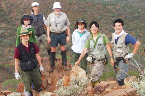 西オーストラリア調査。34億年前の礫岩露頭にて。（左から2番目が春香さん）