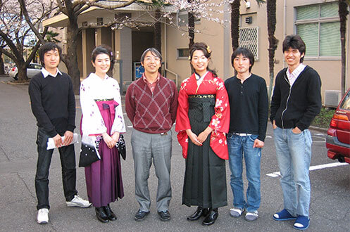 修士課程卒業式。廣瀬敬研究室のメンバーと。（右から3番目が春香さん、右から2番目が繁彦さん、中央が廣瀬敬教授〈当時〉）