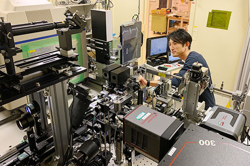 国内外の研究者に開かれた共同利用施設である兵庫県の大型放射光施設SPring-8にて徹夜の実験。