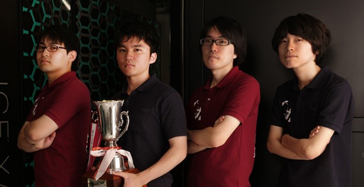 優勝チームのメンバー（左から）岸本崇志さん、大橋滉也さん、澤田一樹さん、高山柊さん