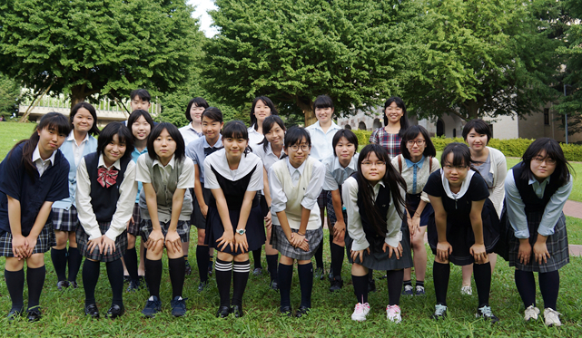 参加した女子高生（松井さんは前列左の赤いリボン）