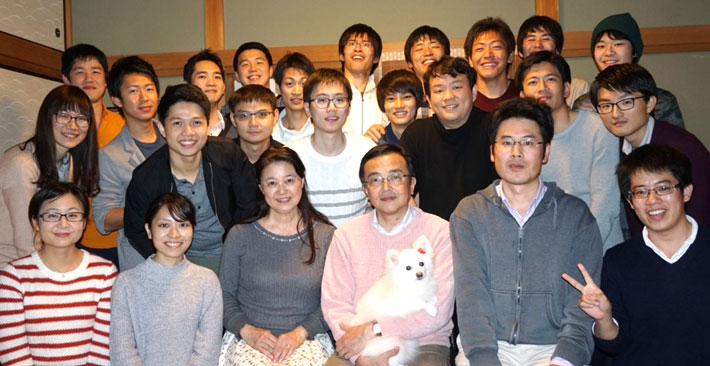 2016年、研究室メンバーを自宅に招待しての慰労会（前列右から3人目が熊井教授）