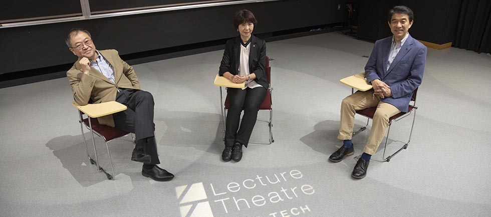 （左から）山崎太郎 リベラルアーツ研究教育院長、三橋ゆう子 総務課長、大竹尚登 科学技術創成研究院長