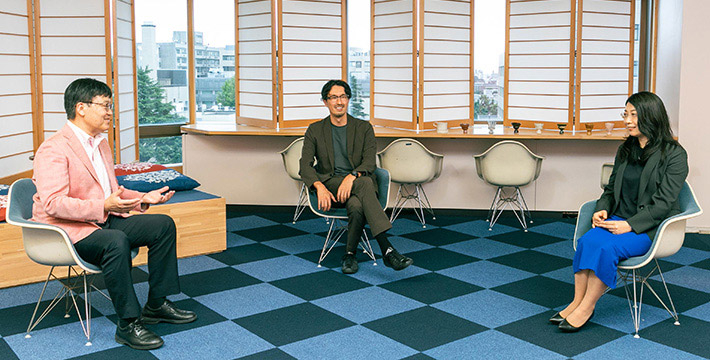 （左から）田中幹子教授、上田紀行副学長、川名晋史准教授