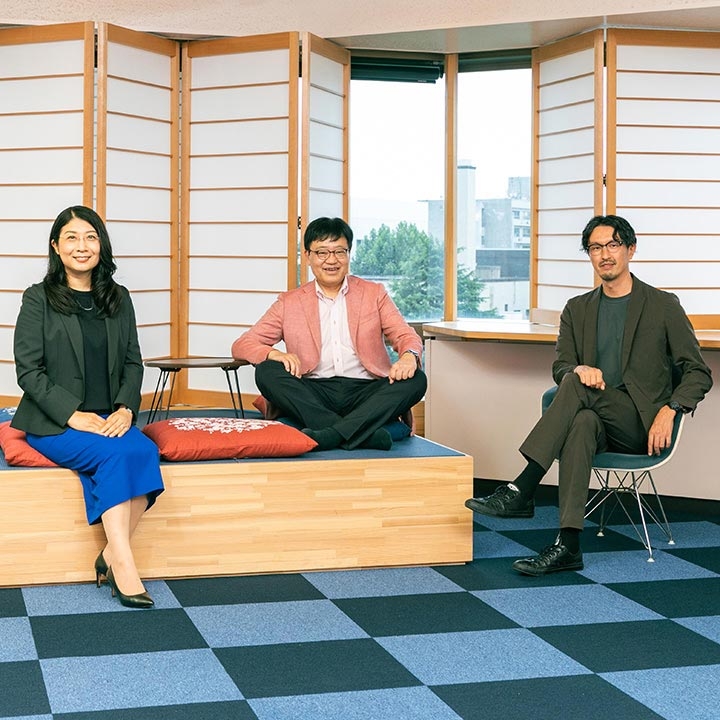 （左から）田中幹子教授、上田紀行副学長、川名晋史准教授