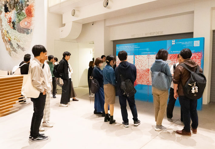 東京科学大学のイメージをシールで投票する学園祭来場者たち
