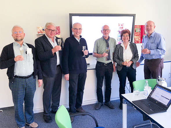 ドイツ・ボーフムのルール大学で行われた共同研究ファンド獲得祝賀会（右からリジー名誉教授、研究コンソーシアムメンバー）