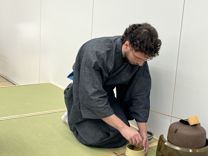 上手にお点前をする留学生の参加者
