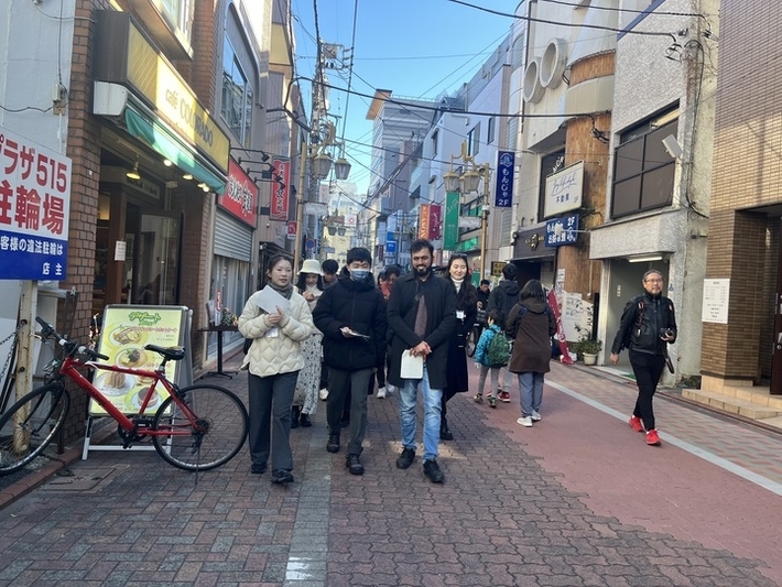 最初の目的地に向かう参加者