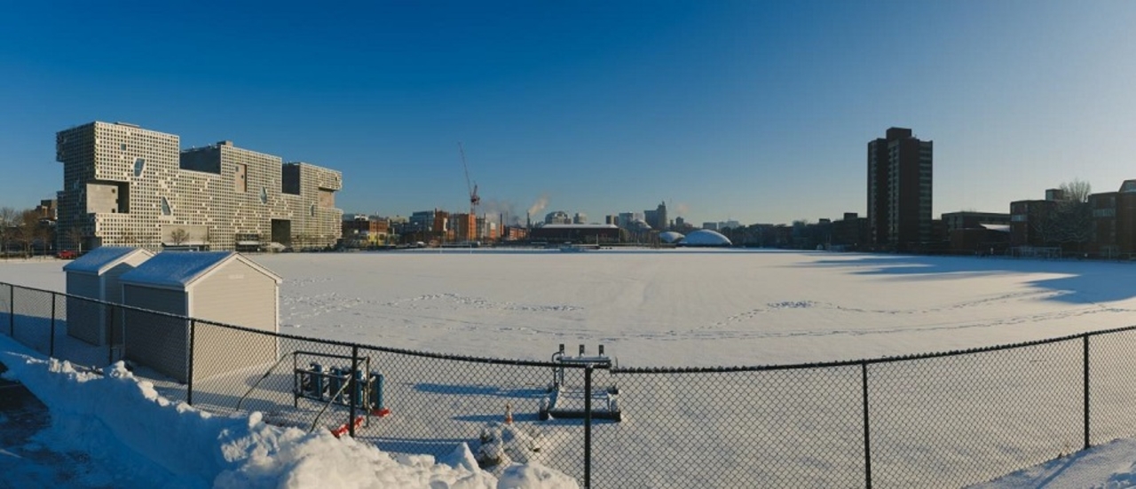 雪が降った翌日のグラウンド