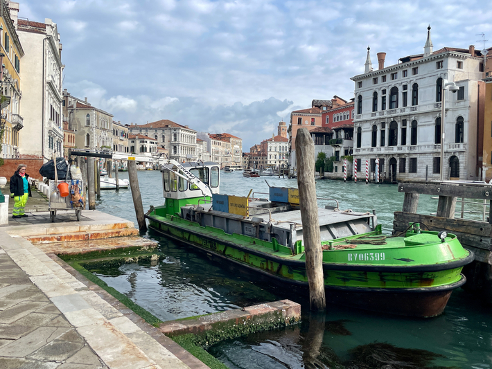 ヴェネチアのごみ収集船