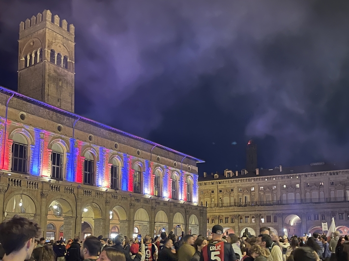 ボローニャFCが51年ぶりに優勝した。老若男女問わず喜びを分かち合ってお祭り騒ぎな23時の広場。