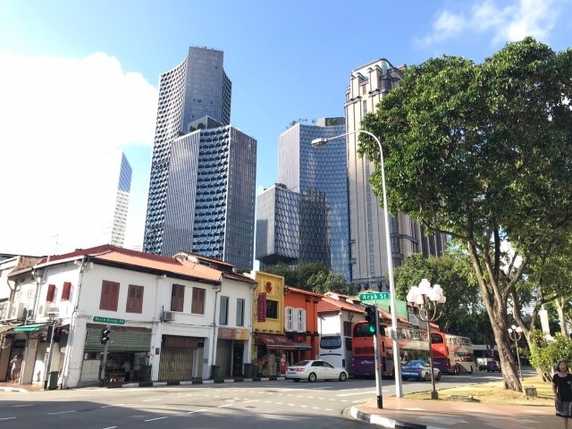 タウンウォークにて、シンガポールの街並み。高層ビル街と伝統的な2階建ての商店街の対比が印象的