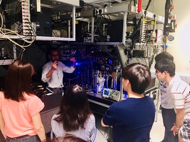 NTU内にある、SPMS(School of Physical and Mathematical Sciences)にて量子物理学の研究室を訪問し、実験装置の説明を聞いている様子