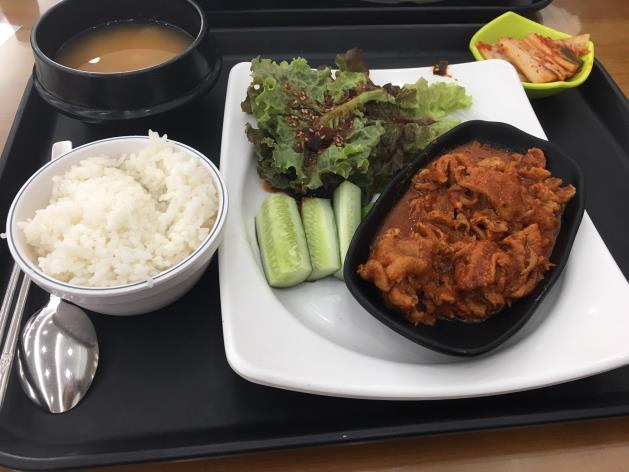 図4. 学食での食事の一例(3500ウォンのセット)
