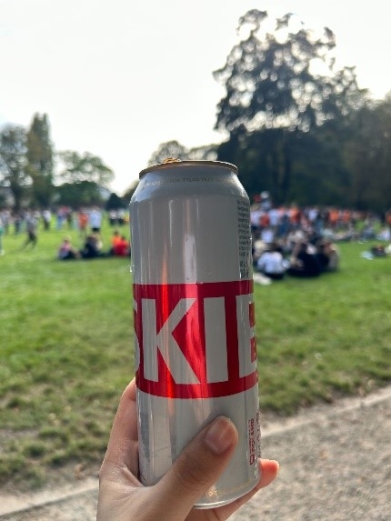 オリエンテーションではビールが配られる