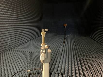 電波暗室（アンテナ測定中）