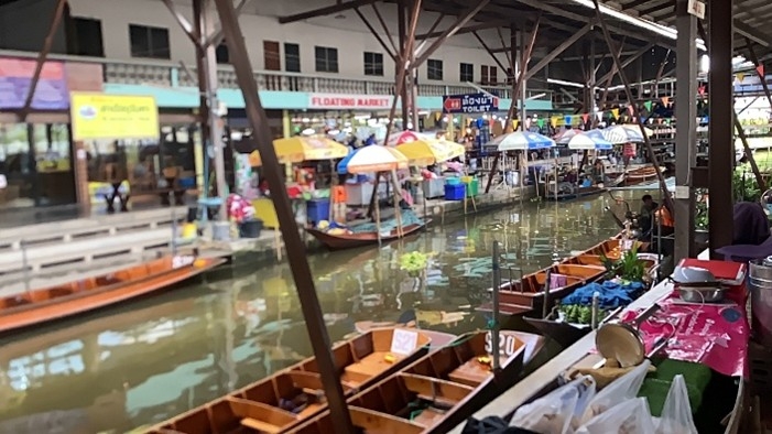 現地学生と訪れた水上マーケット