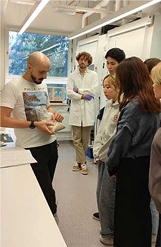 アントニオ教授の研究室見学