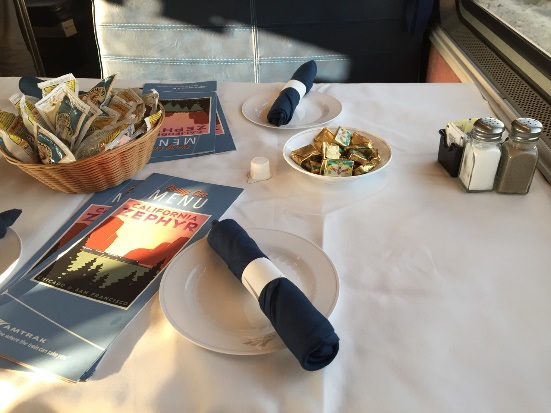 写真5.　ここは寝台列車の食堂車のテーブルです。最後の週末、ソルトレイクシティに寝台列車で一人旅をしました。テーブルは相席で、見ず知らずのアメリカ人たちと仲良くなりました。
