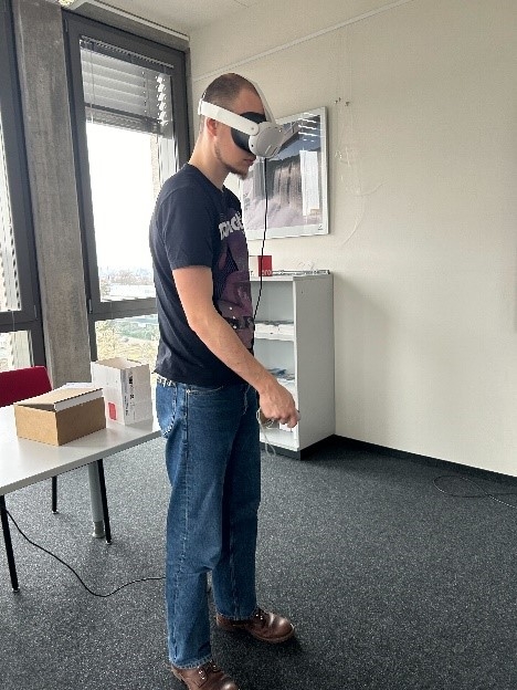 VRで堤防の建設を行っている